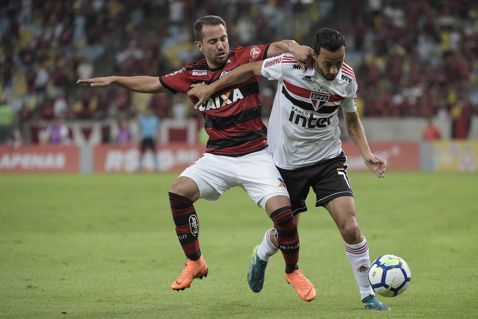Contra o Flamengo, São Paulo de Nenê estreou a nova camisa, da Adidas (Foto: André Fabiano/Código19/Estadão Conteúdo)