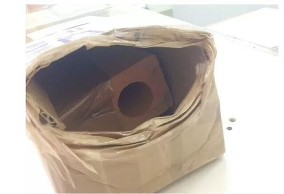 Homem comprou celular de R$ 2,5 mil pela internet e recebeu um pedaço de tijolo — Foto: Arquivo Pessoal