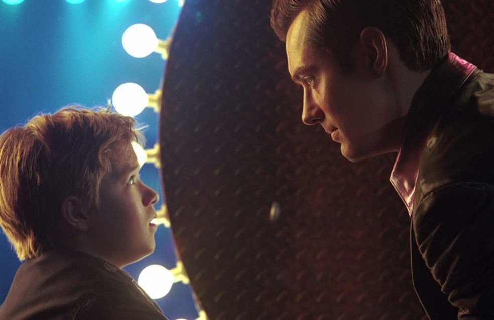 Interação do menino-robô David (Haley Joel Osment) com Gigolo Joe (Jude Law) em A.I.: Inteligência Artificial — Foto: Divulgação/Warner Brothers e DreamWorks Pictures