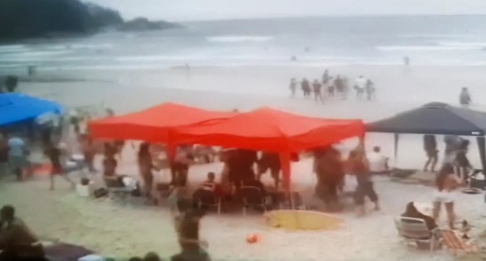 Criminosos assaltam turistas na Praia Grande em Ubatuba, SP — Foto: Reprodução