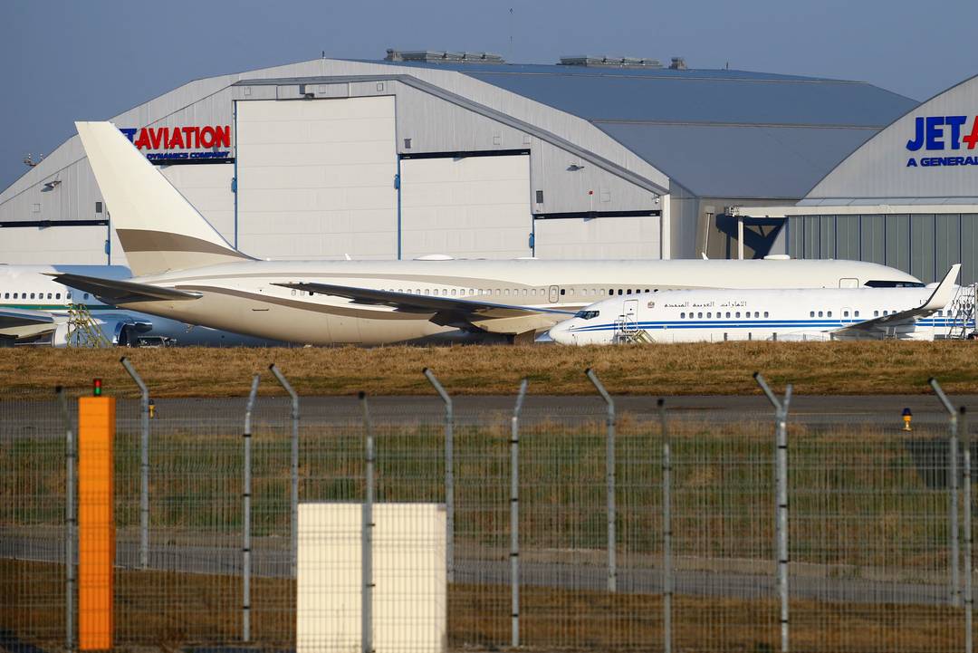 Um avião, de acordo com relatos da mídia suíça que se acredita ter sido usado pelo bilionário russo Roman Abramovich, é retratado no EuroAirport Basel Mulhouse Freiburg, perto de Mulhouse, França, em 9 de março de 2022