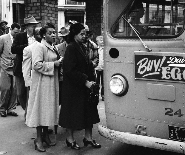 A ativista americana dos direitos civis dos negros Rosa Parks (ao centro, com casaco e chapéu pretos) espera para embarcar em um ônibus no final do boicote aos ônibus de Montgomery, Alabama, em 26 de dezembro de 1956. Rosa Parks se recusou a obedecer as l (Foto: Getty Images)