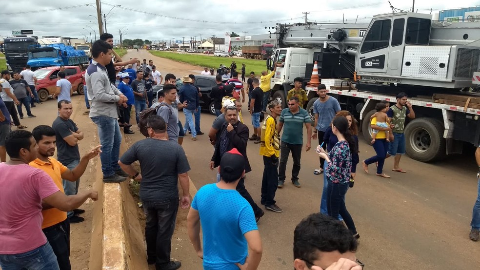 Protesto na BR-364 começou depois de 8h da manhã em Porto Velho — Foto: Diêgo Holanda/G1