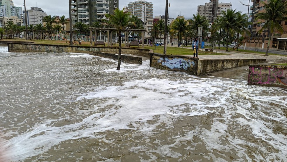 Ressaca transformou paisagem em praias da cidade de Praia Grande, SP &mdash; Foto: Arquivo pessoal/Itaicy J&uacute;lio