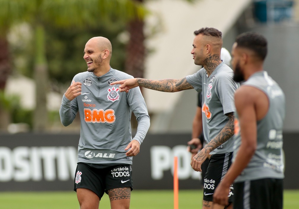 Fábio Santos explica retorno ao Corinthians: 