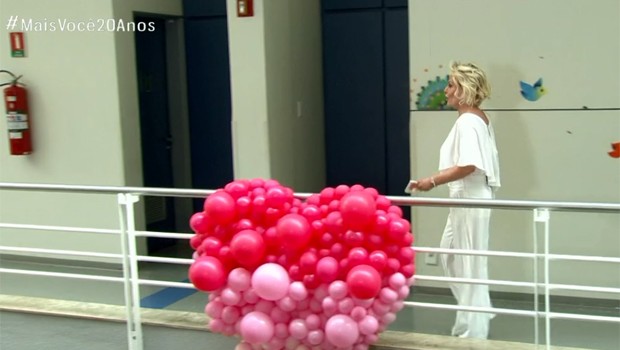 Ana Maria Braga mostra corredores da TV Globos especialmente para a comemoração dos 20 anos de Mais Você (Foto: Reprodução/TV Globo)