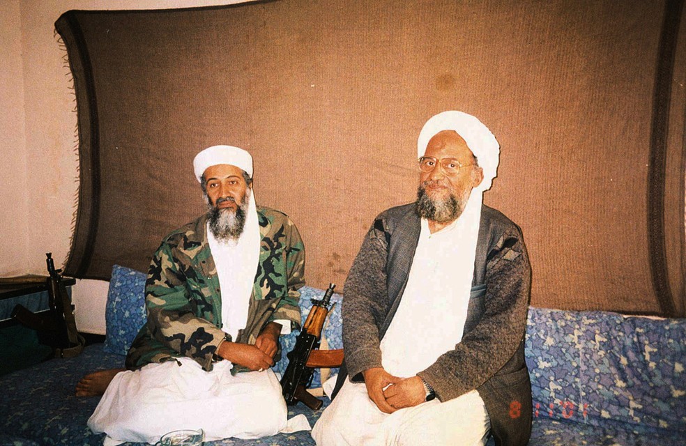 Osama bin Laden e Ayman al-Zawahiri posam para foto em imagem divulgada em 10 de novembro de 2001 — Foto: Hamid Mir/Jornal Dawn/Via Reuters
