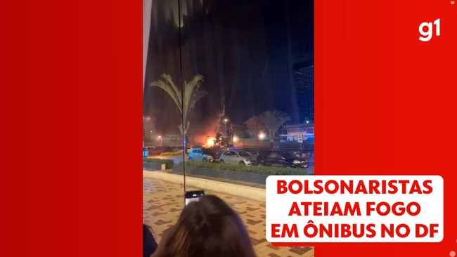 Bolsonaristas radicais ateiam fogo em ônibus no DF