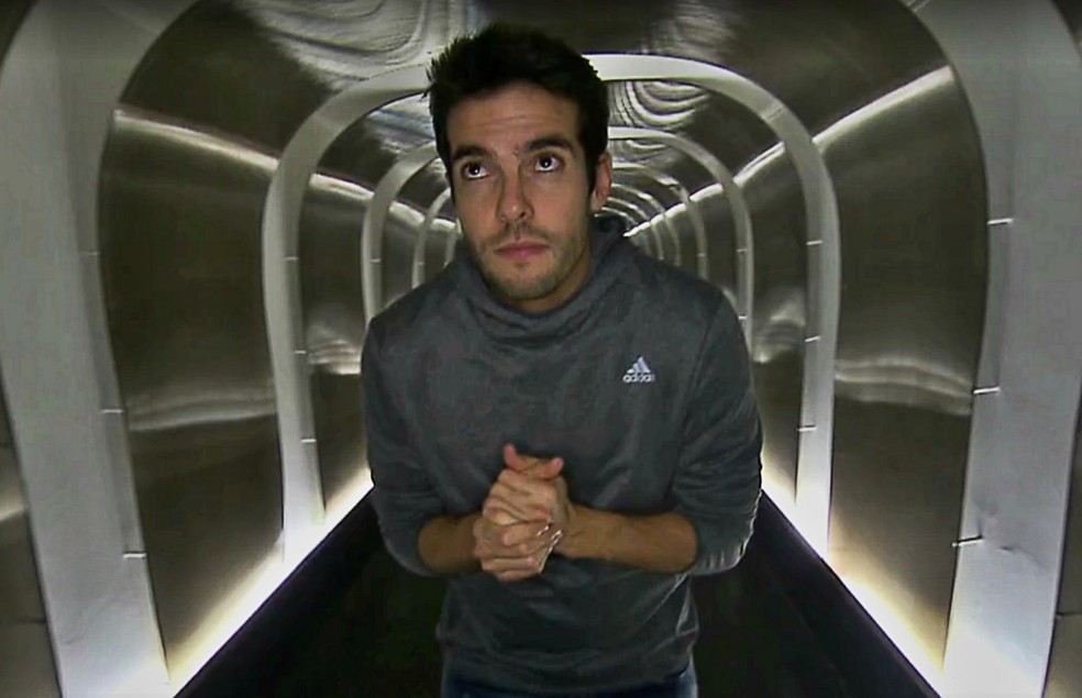 Kaká sobe o túnel do Morumbi (Foto: Reprodução TV Globo)