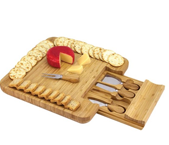 Conjunto de facas e tábua de queijos com 4 peças de bambu, Totally Bamboo (Foto: Reprodução/ Amazon)