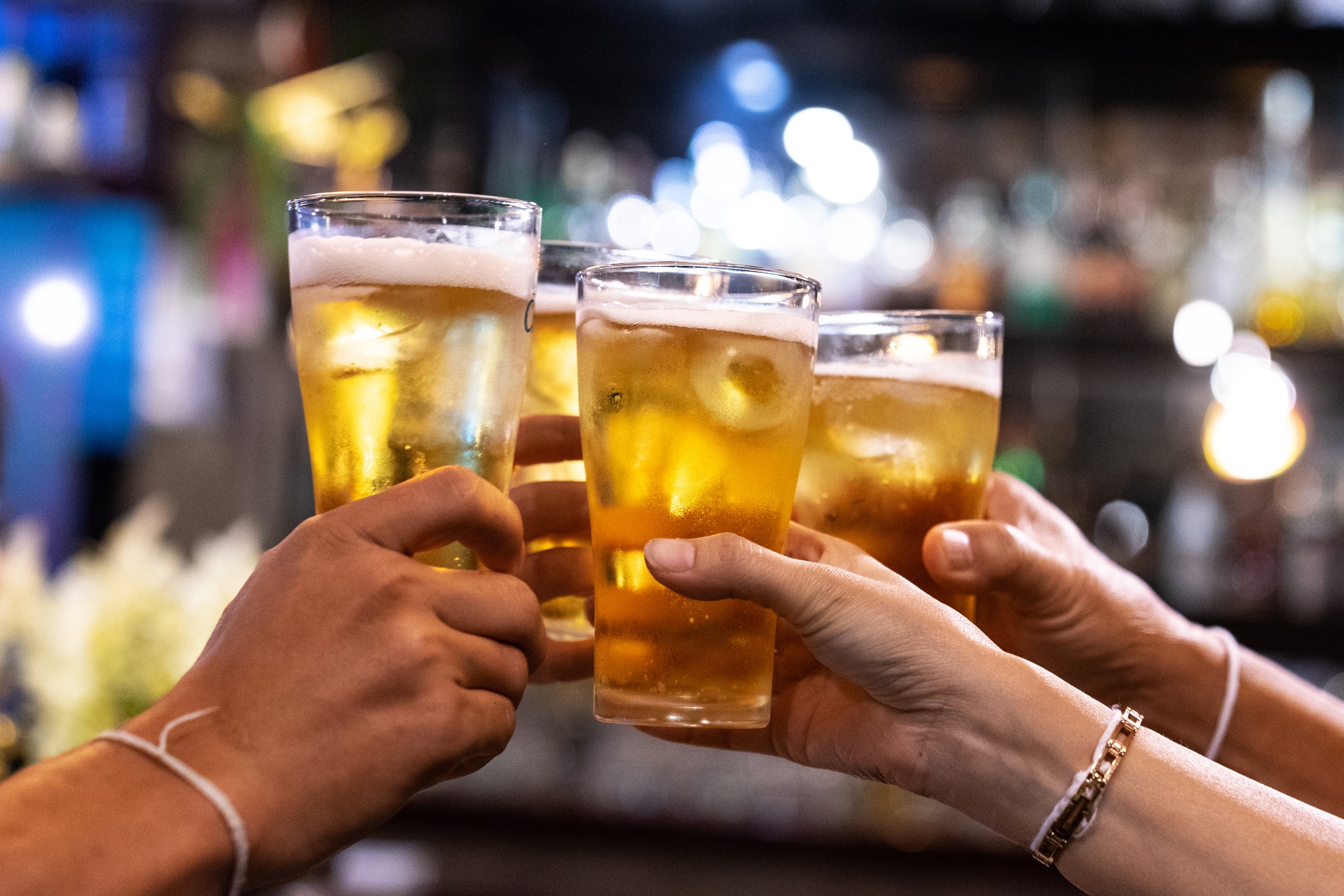 Group of happy friends drinking and toasting beer at brewery bar restaurant - Friendship concept with young people having fun together at cool vintage pub - Focus on middle pint glass - High iso image (Foto: Getty Images)