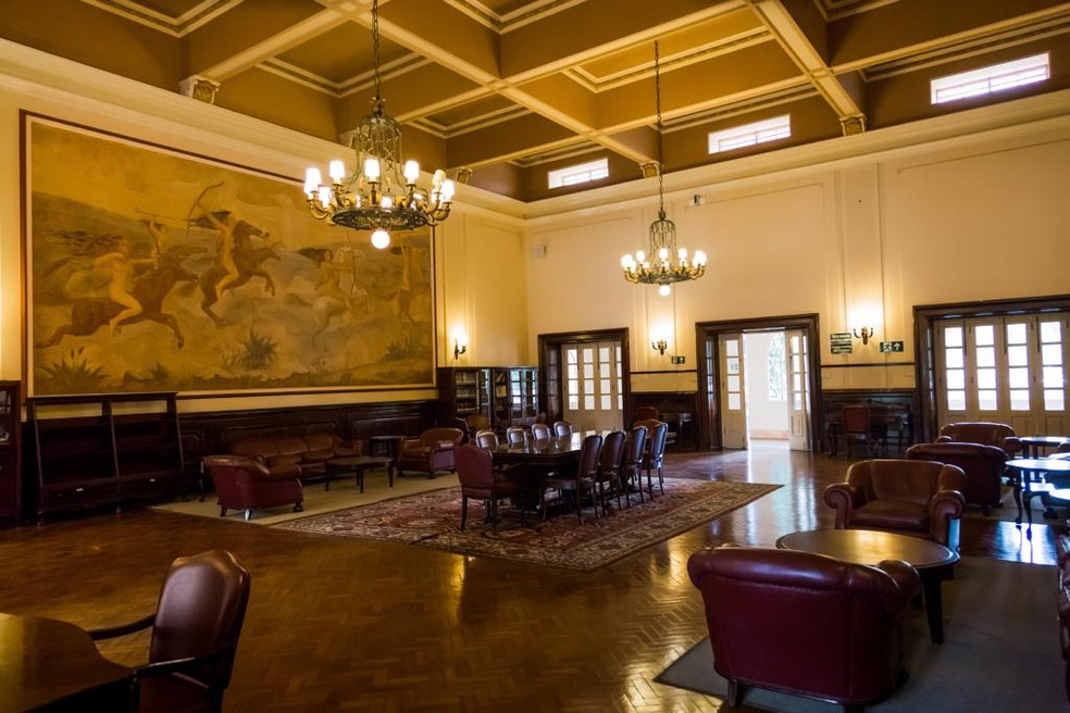 Essa  uma das salas tombadas e mantidas com a configurao e mobilirio original. Ao fundo, mais um painel de Rocha Oliveira e mveis assinados pela Laubisch - Hirth e Casa Piancastelli & Filhos — Foto: Divulgao