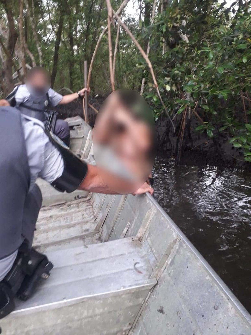 Condutor de veículo, segundo a PM, foi encontrado escondido em rio após pular em água por conta de acidente — Foto: Divulgação/PM