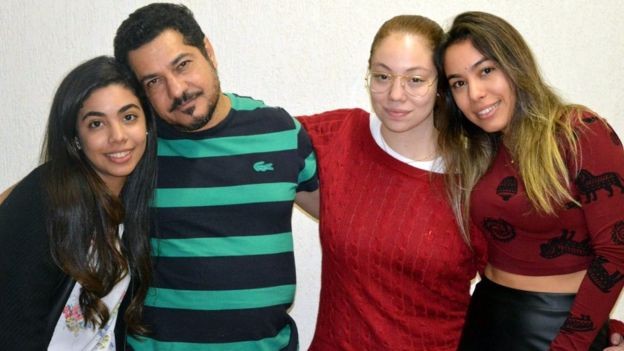 Gilberto e suas filhas Vitória Mayumi, Raquel Tiemi e Giulia Akemi (Foto: Arquivo pessoa/ via BBC News Brasil)