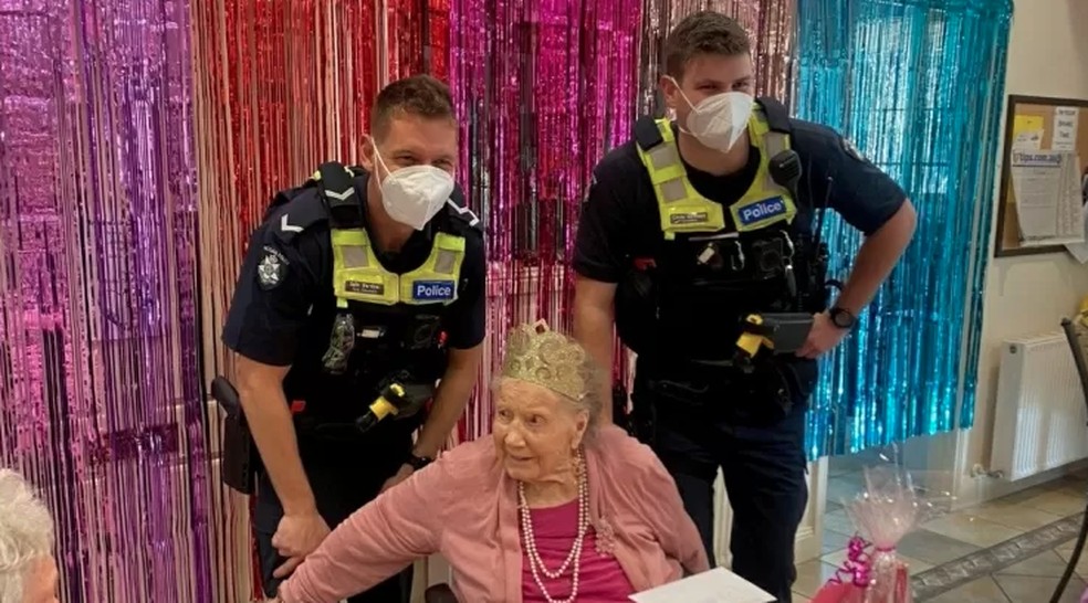 Idosa completa 100 anos e realiza o sonho de ser presa: “Fiquei surpresa que as algemas eram bem macias” — Foto: Reprodução/Facebook