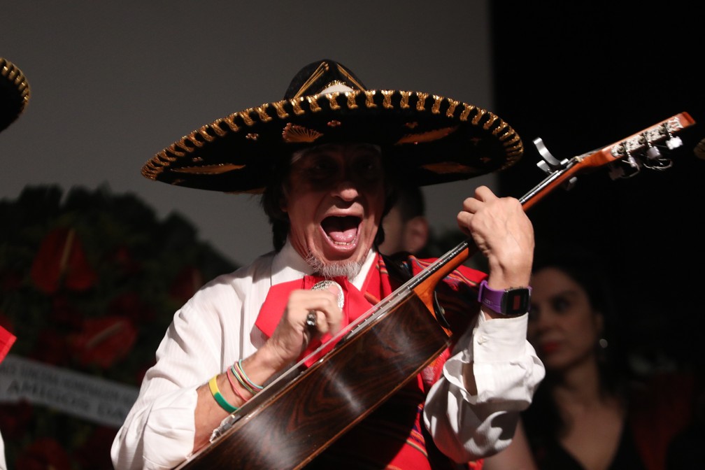 Músico de Mariachi toca no velório de Zé do Caixão — Foto: Celso Tavares / G1