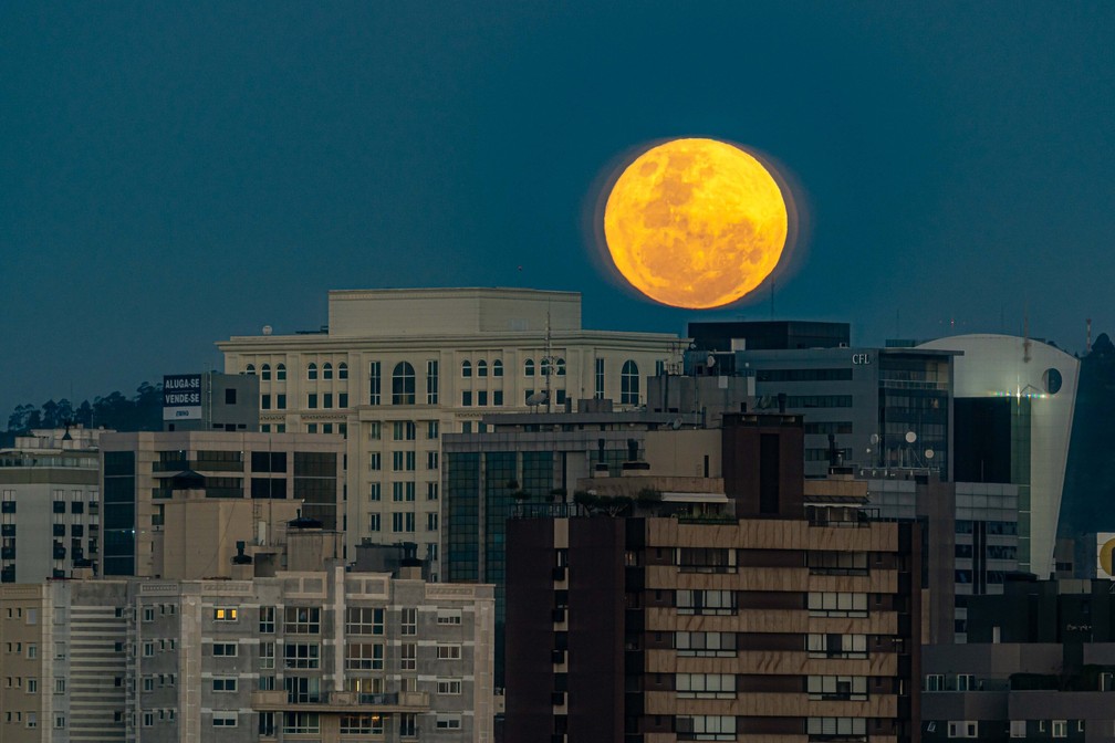 ua cheia surge no horizonte em Porto Alegre, no final da tarde desta quarta-feira, 13 de julho de 2022. — Foto: JORGE GUERINO LANSARIN/ENQUADRAR/ESTADÃO CONTEÚDO