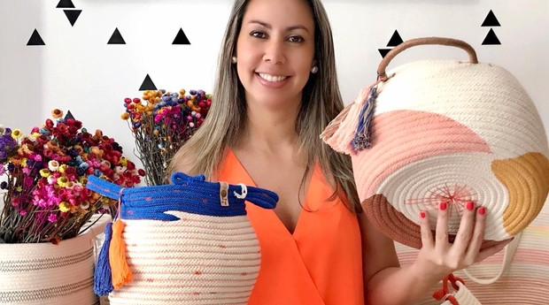 A pequena empreendedora Suzana Romero e os cestos de corda da Dacorda (Foto: Acervo Pessoal)
