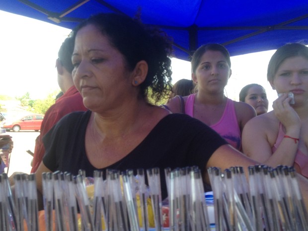 Rosimar vendeu todo o estoque de água em pouco tempo. Ela também estava vendendo canetas pretas na porta do Colégio Militar de Palmas (Foto: Bernardo Gravito/G1)