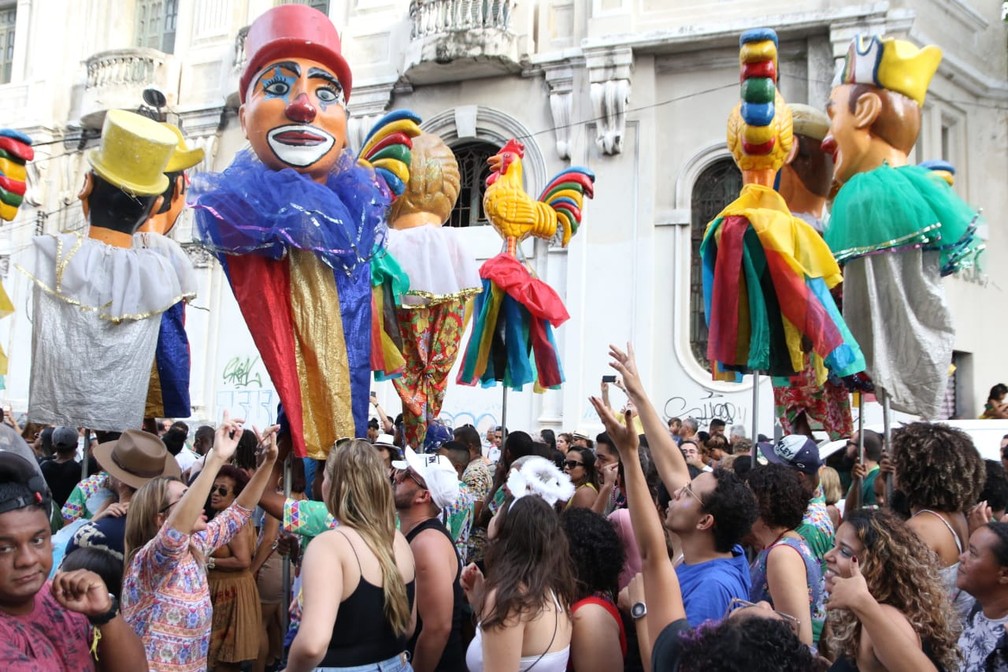 Bonecos gigantes e palhaços participaram de prévia, neste domingo (5), no Bairro do Recife — Foto: Marlon Costa/Pernambuco Press