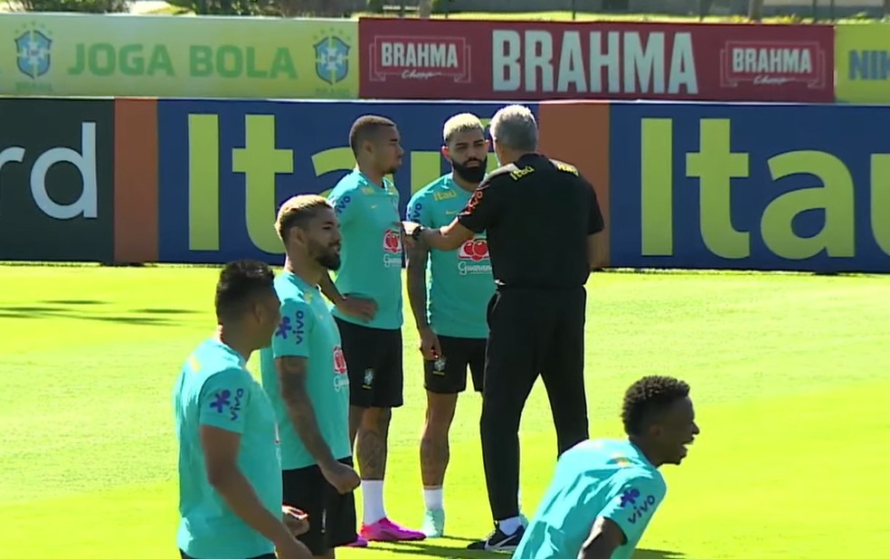 Tite em conversa com Gabigol e Gabriel Jesus em treino na Granja � Foto: Reprodu��o/CBF TV