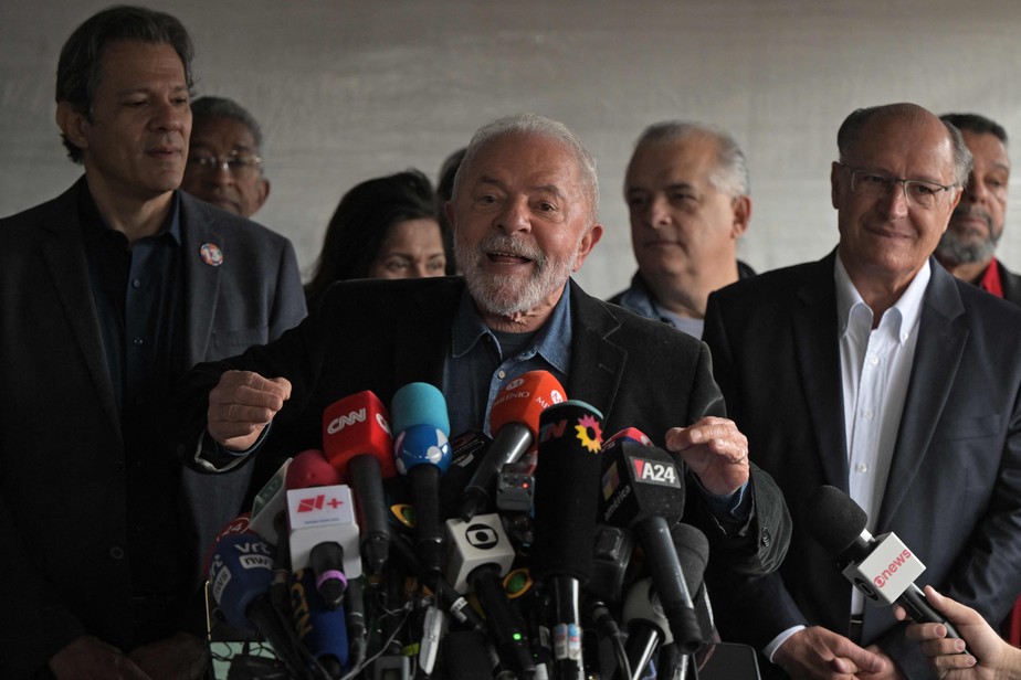O ex-presidente Lula concede entrevista coletiva após votar.