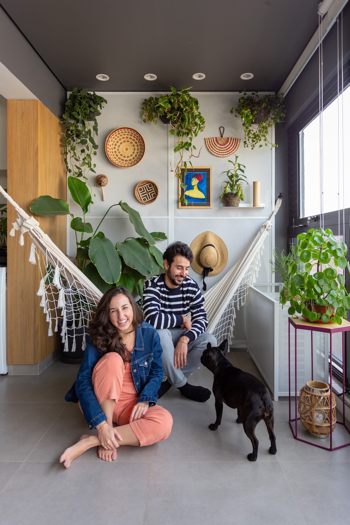 VARANDA | O trio de moradores aproveita a varanda, com a rede posicionada para proporcionar relaxamento e um ambiente para descanso (Foto: Divulgação / Leila Viegas)