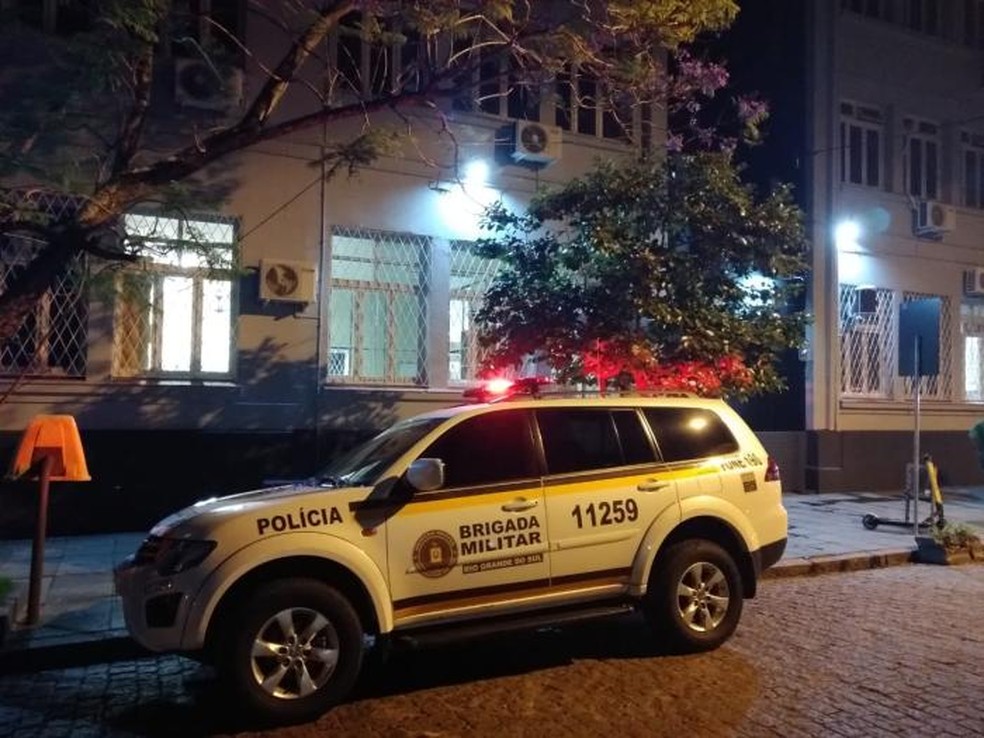 Mãe, que avisou a Brigada da morte do menino, e padrasto foram presos em flagrante por homicídio culposo, em Porto Alegre  — Foto: Lucas Abatti/Agência RBS