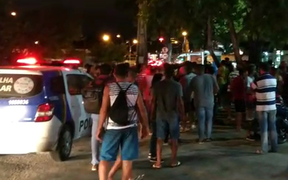 PolÃ­cia Militar foi acionada para ocorrÃªncia em que dois adolescentes foram atropelados na PraÃ§a Mauriceia, no Ipsep, Zona Sul do Recife (Foto: ReproduÃ§Ã£o/WhatsApp)