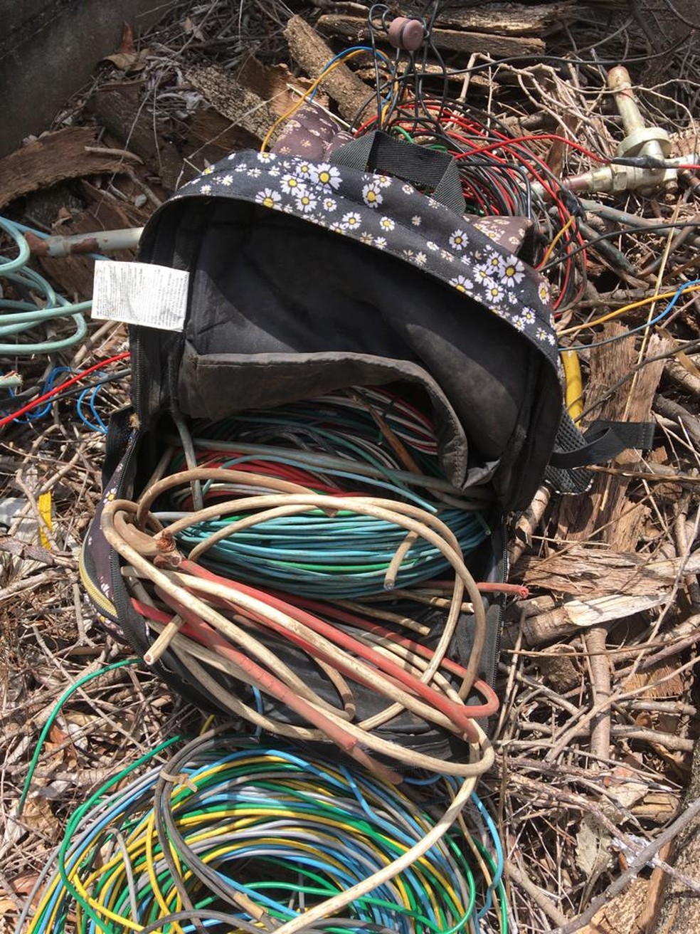 Polícia Militar apreendeu mais de 24 quilos de fios elétricos — Foto: Polícia Militar
