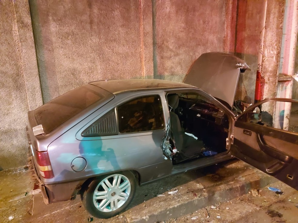 Motorista bateu carro contra poste — Foto: PM