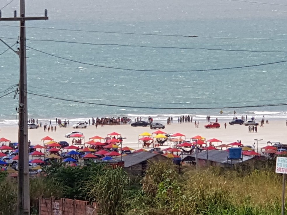 Os dois adolescentes se afogaram na Praia do Araçagy, na tarde deste domingo (12) (Foto: Shirley Freire)