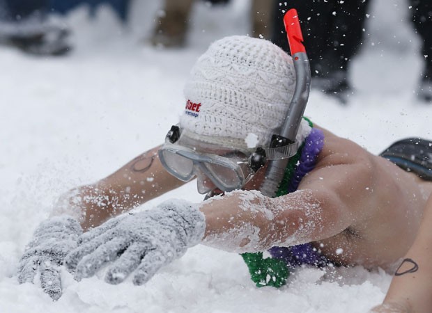 A man “swims” in the snow as a joke in Canada (Photo: Mathieu Bélanger/Reuters)