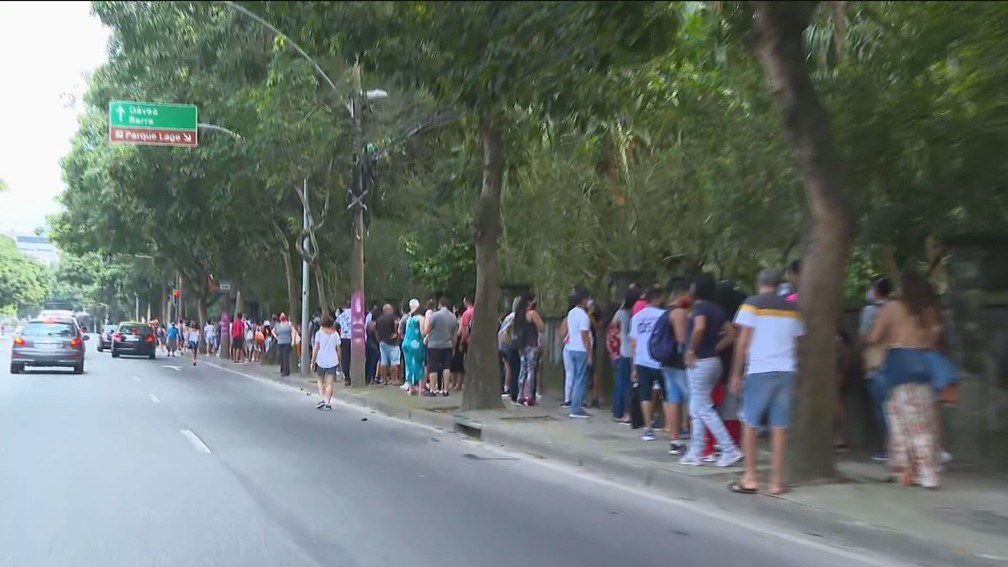 7 de setembro - Fila para entrar no Parque Lage, no Rio de Janeiro  — Foto: Reprodução/TV Globo