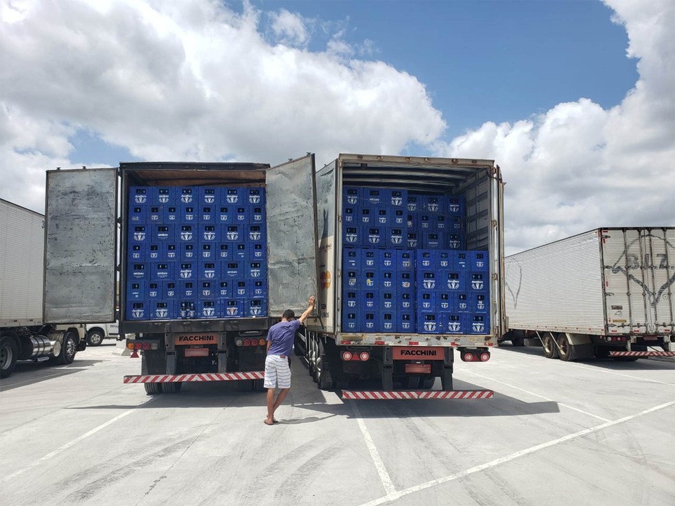 Carretas transportavam caixas de cerveja sem nota fiscal — Foto: Sefaz