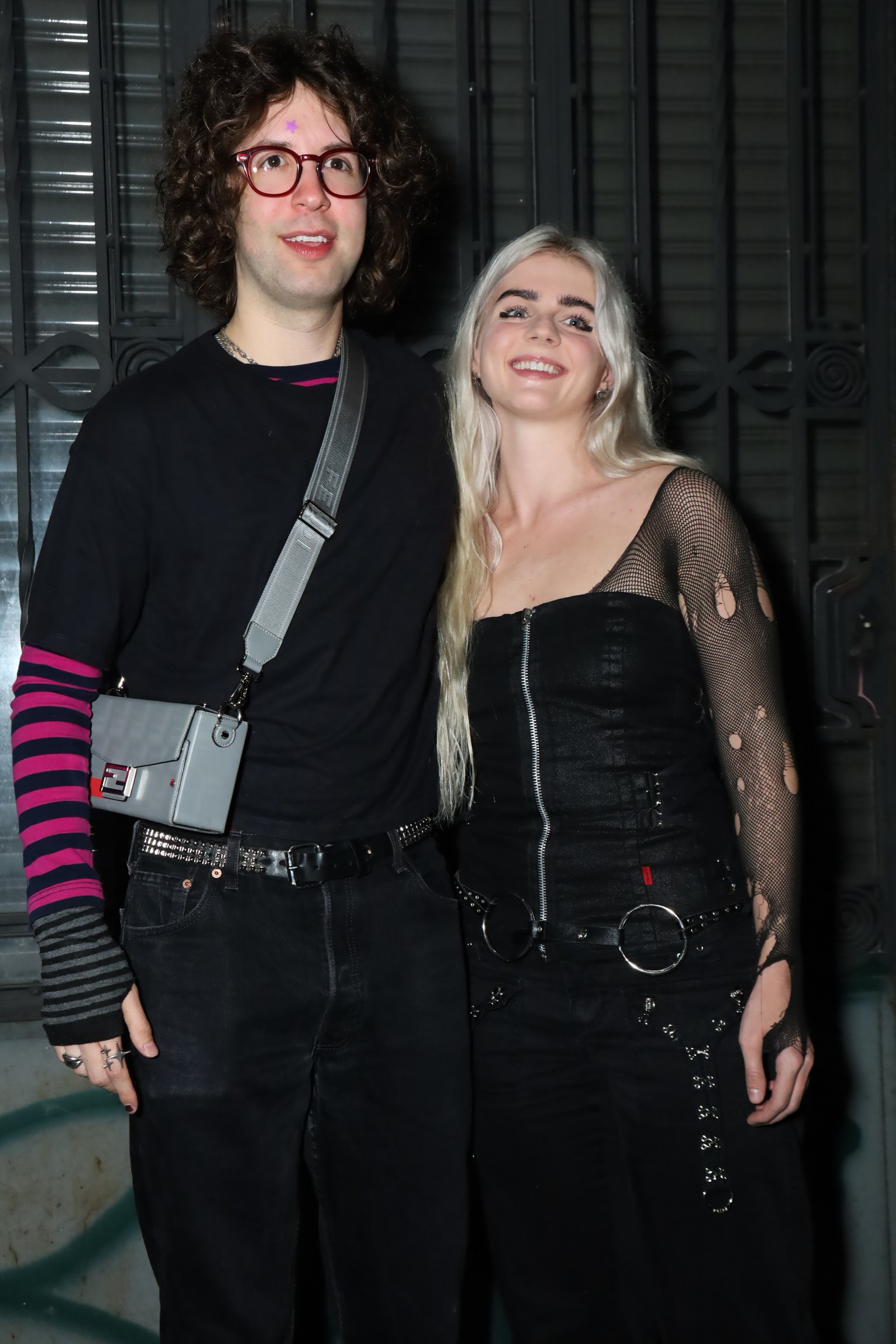 Lucas Jagger e a namorada — Foto: Clayton Felizardo/BrazilNews