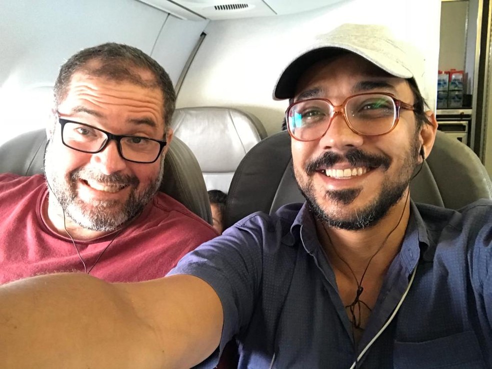 Bruno Pereira e Leonardo Sette em um voo entre Manaus e Tabatinga, no Amazonas, outubro de 2018 — Foto: Arquivo pessoal