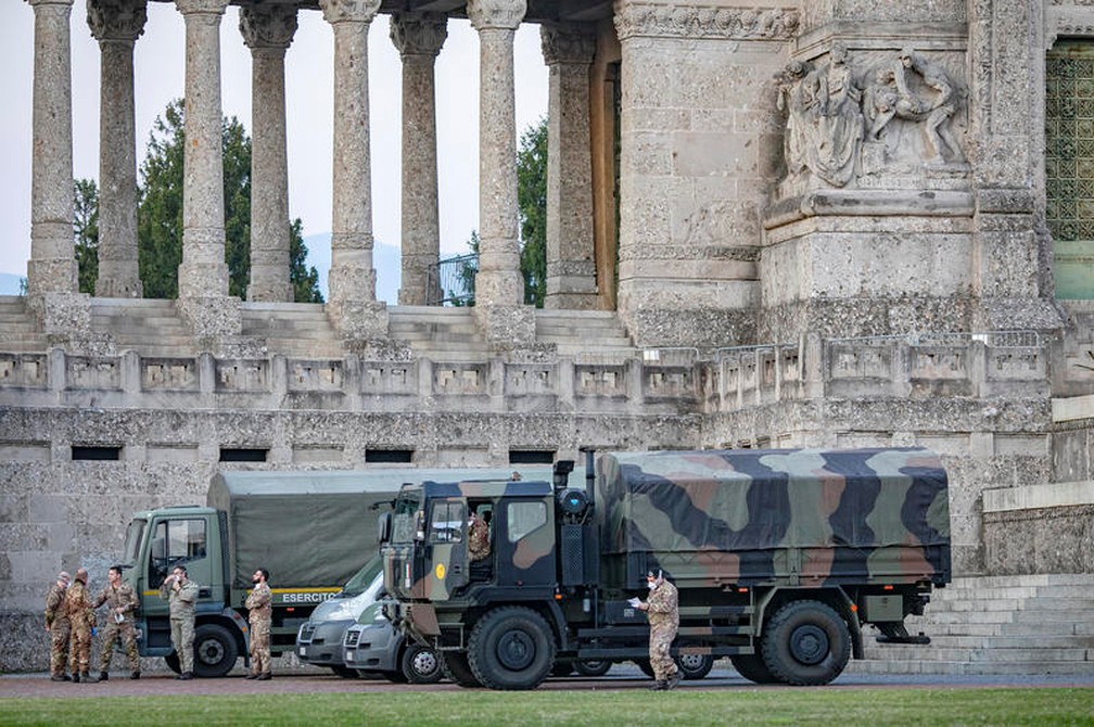 Exército transporta corpos de vítimas do novo coronavírus em Bergamo, na Itália, nesta quinta-feira (19) — Foto:  Sergio Agazzi.Fotogramma via Reuters