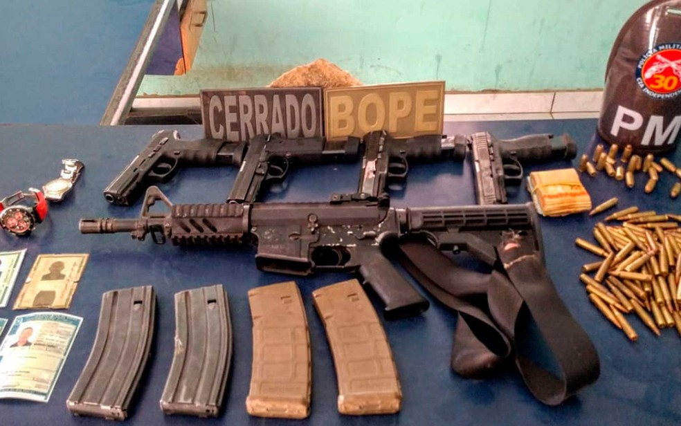 Com os homens foram encontrados um fuzil, quatro pistolas, muniÃ§Ãµes e R$ 1,5 mil em espÃ©cie no oeste da Bahia (Foto: DivulgaÃ§Ã£o/SSP-BA)
