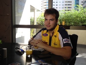 Felipe no café da manhã antes dos treinos livres (Foto: Fabrício Soveral/GLOBOESPORTE.COM)