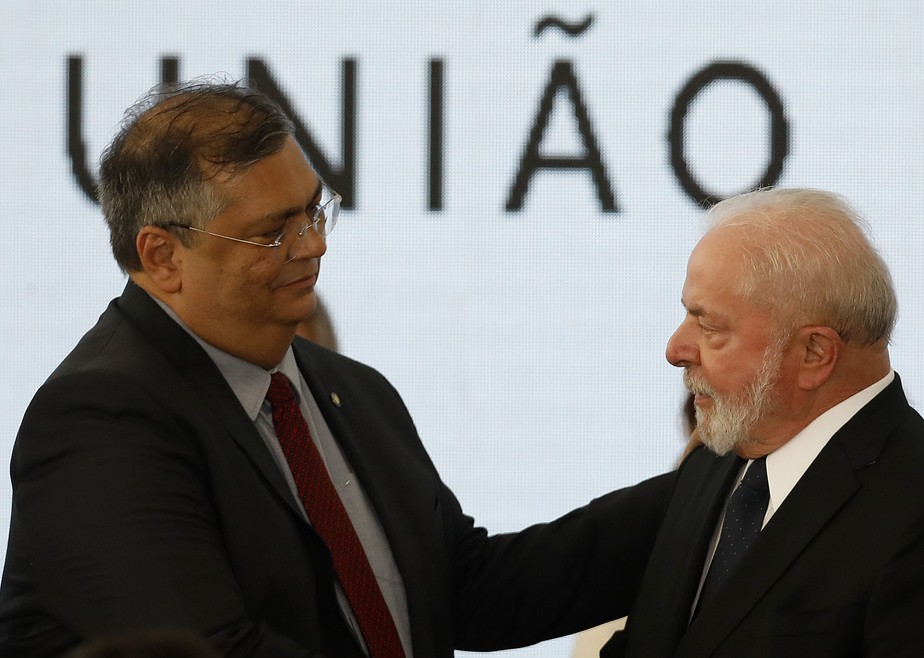 O presidente Lula cumprimenta o ministro da Justiça, Flávio Dino, durante relançamento do Programa Nacional de Segurança Pública com Cidadania (Pronasci)