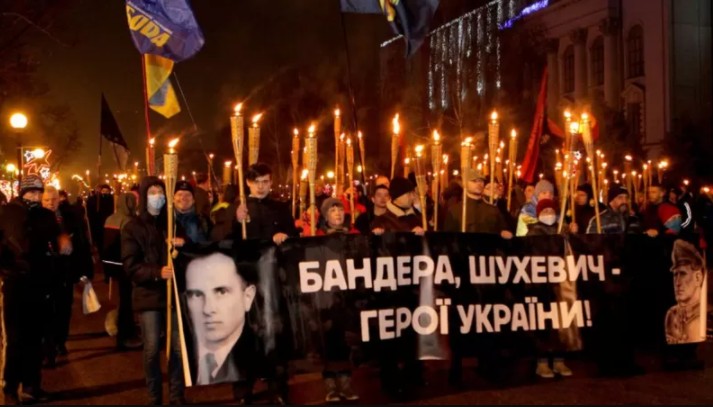 Procissão para celebrar o aniversário de 112 anos de Stepan Bandera, no centro da Ucrânia, em janeiro de 2021 (Foto: Mykola Miakshykov/ Ikrinform/Barcroft Media Via via BBC )
