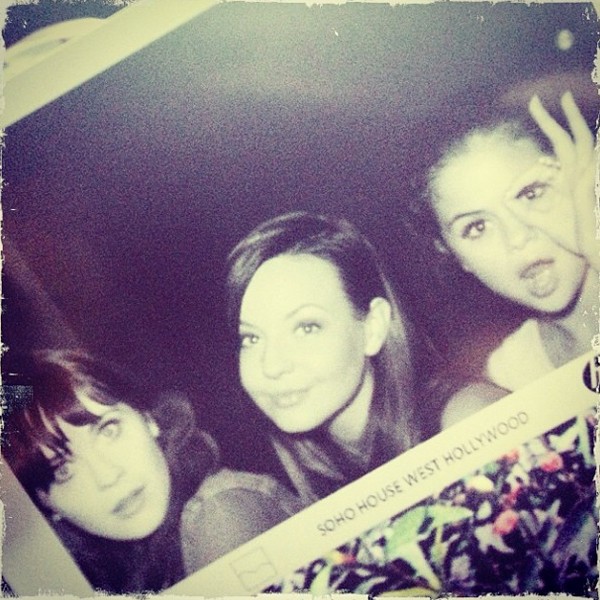 Zooey Deschanel,  Samantha Droke e Selena Gomez (Foto: Instagram)