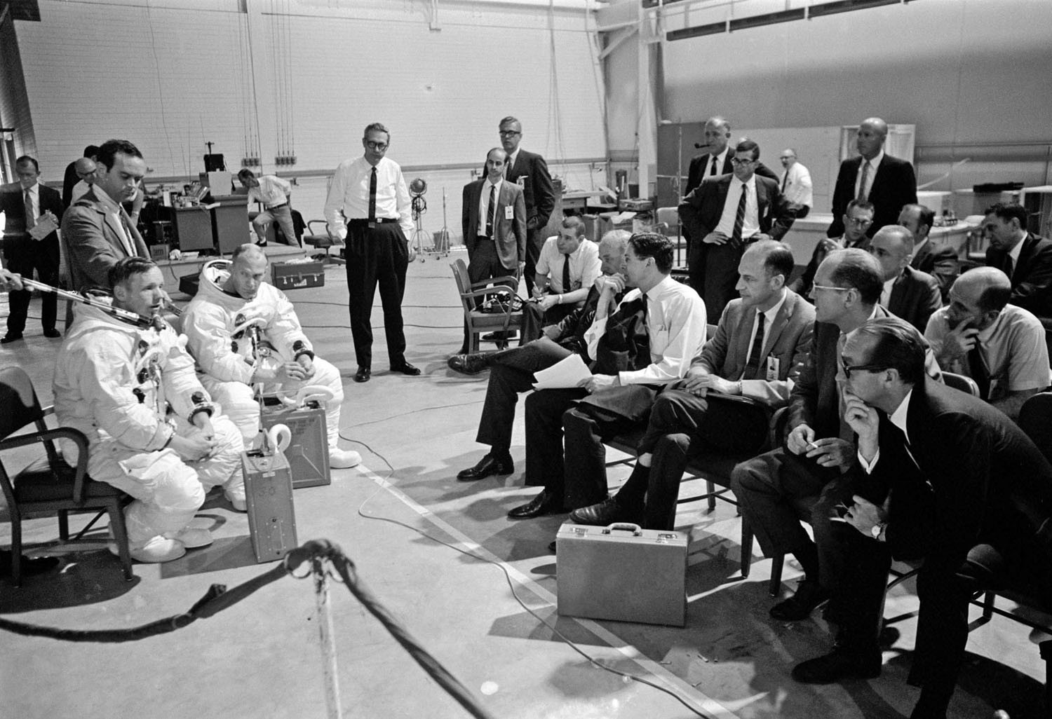 Neil Armstrong (esquerda) e Buzz Aldrin encontram gerentes da NASA antes de uma sessão de treinamento em 22 de abril de 1969 (Foto: NASA)