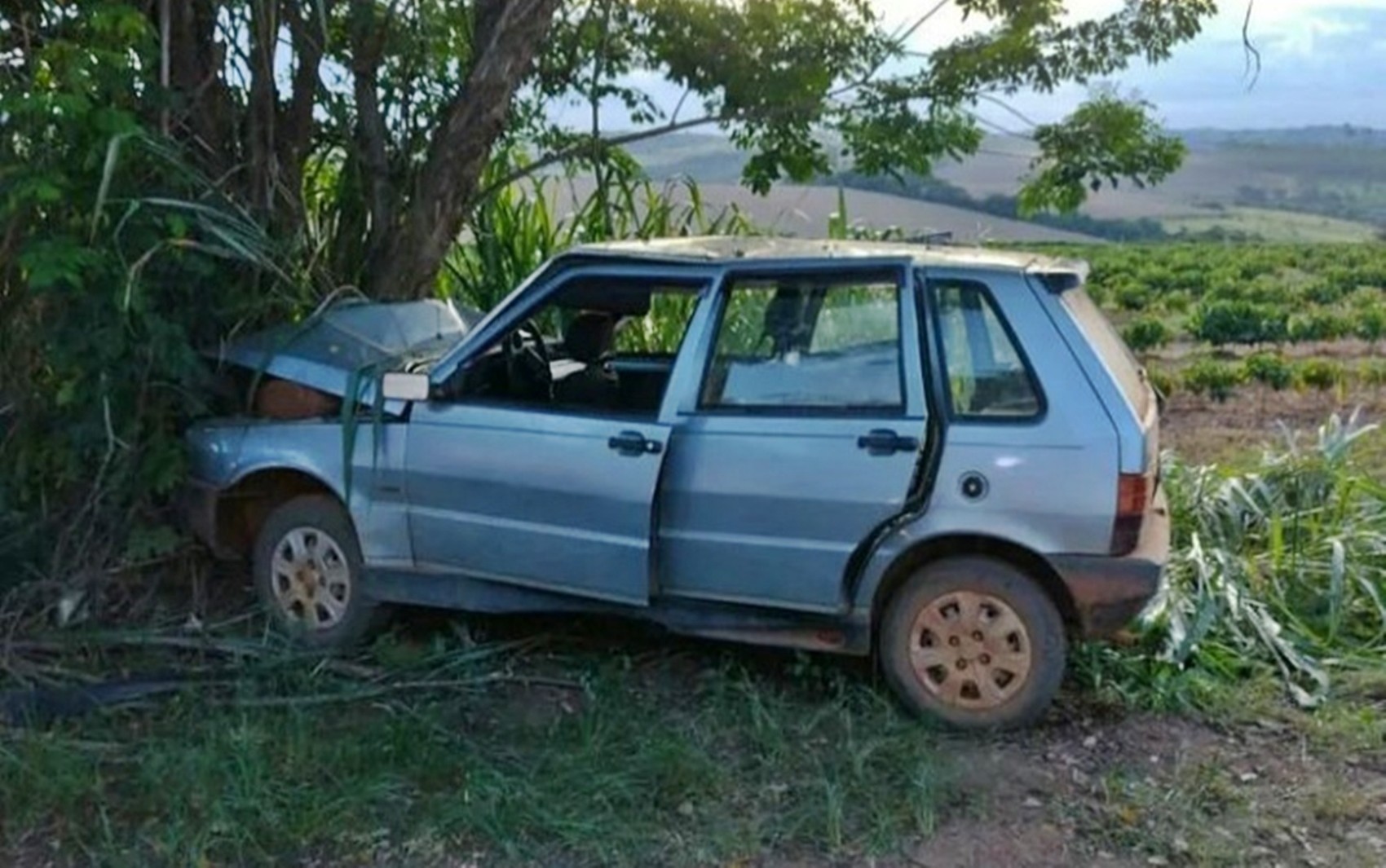 Quatro pessoas ficam feridas após acidente de carro em estrada de Lavras, MG