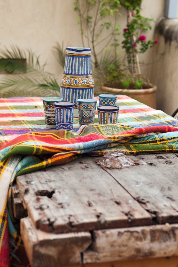 Conjunto de jarra e copos com estampas tradicionais marroquinas em cima da mesa de madeira de demolição (Foto: Lufe Gomes / Editora Globo)