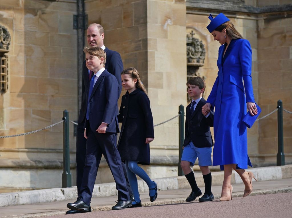 George, William, Charlotte, Louis e Kate chegam à celebração de Páscoa em Windsor — Foto: Getty Images