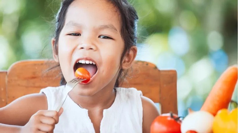 Legumes e verduras devem compor pelo menos 50% do prato das crianças (Foto: Getty Images via BBC News Brasil)