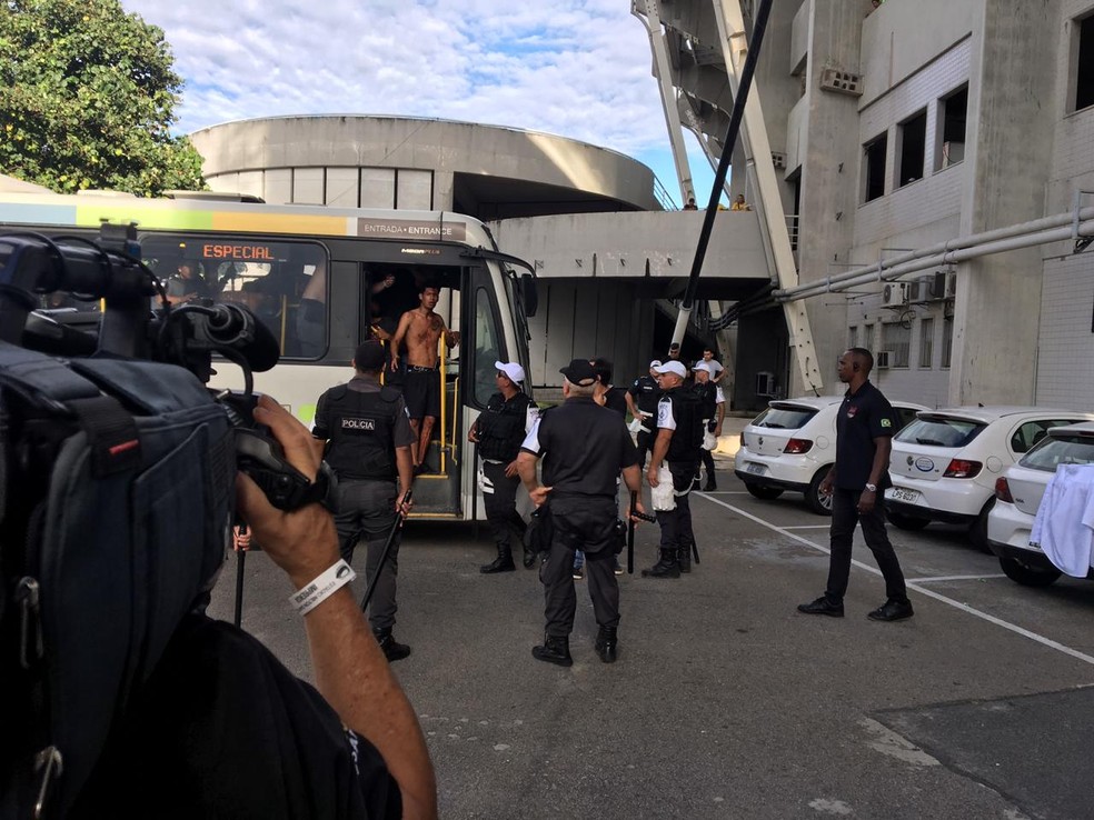 &Ocirc;nibus com grupo de alvinegros chegou com janelas quebradas e cerca de 60 torcedores foram detidos &mdash; Foto: Fred Gomes/GloboEsporte.com