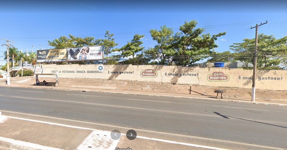 Uma delas, a Escola Estadual Souza Bandeira, na Avenida Fernando Correa da Costa, deixou um comunicado para os pais de que as aulas estariam suspensas a partir desta terça-feira (10) porque teriam sido confirmados dois casos de Covid-19. — Foto: Google Maps